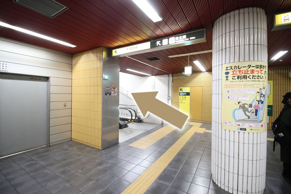 エスカレーターを昇ります