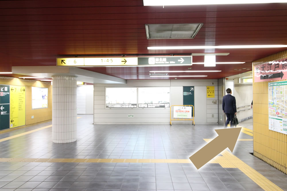 エスカレーターを昇ったら、右手に進みます