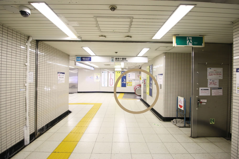 道なりにしばらく進むと、４番出口に向かうエスカレーターが見えてきます