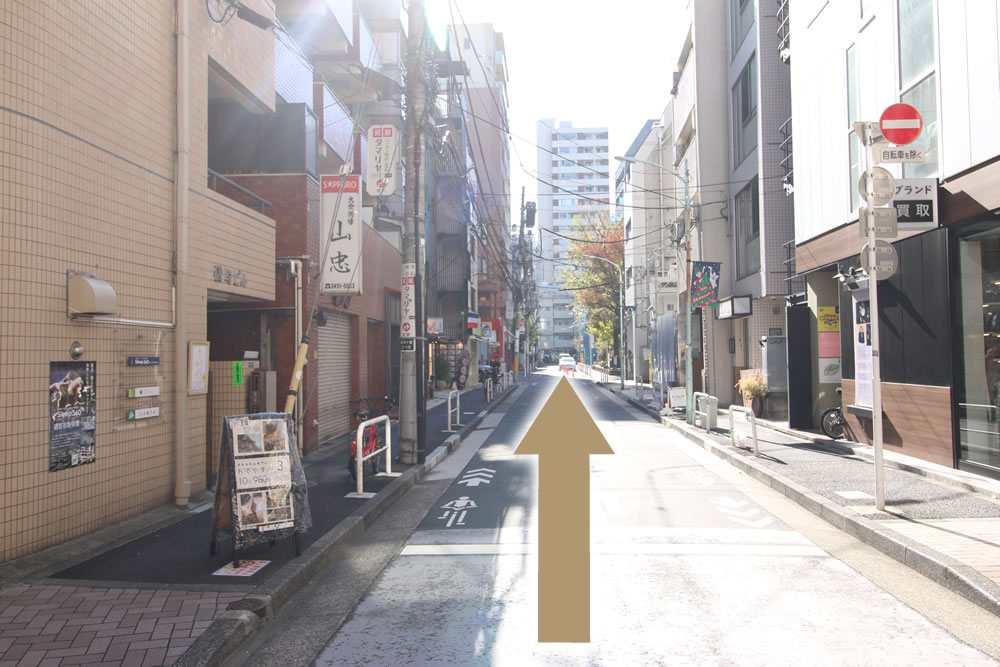 道なりに進みます
